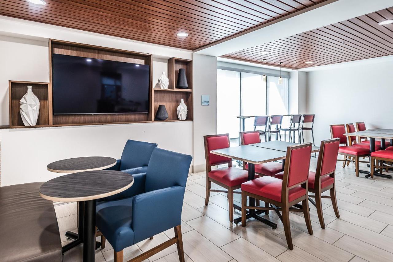 Holiday Inn Express Flint-Campus Area By Ihg Kültér fotó